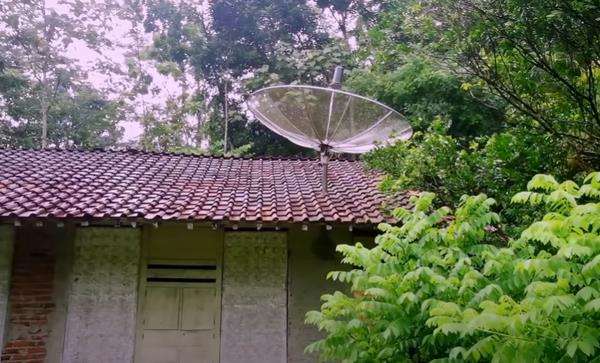 Parabola terpasang di atap rumah Si Mbah.