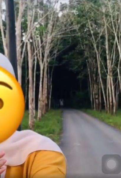 Ternyata di belakang mereka ada sosok putih berdiri di gelapnya kebun karet.