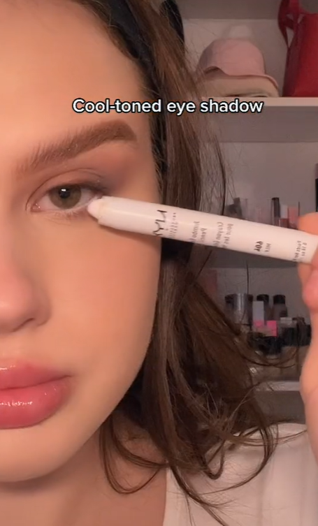 Mengaplikasikan Eyeliner
