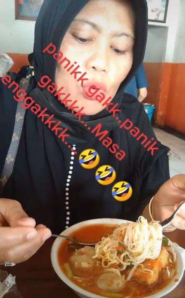 Kuah bakso sampai berwarna jingga kemerahan karena banyaknya sambal di dalamnya.