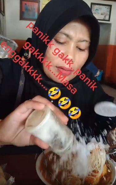 Garam satu botol tumpah semua ke mangkok baksonya.