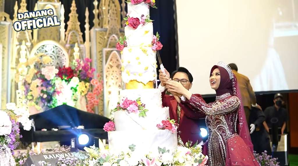 Danang DA dan Hemas Nura Potong kue