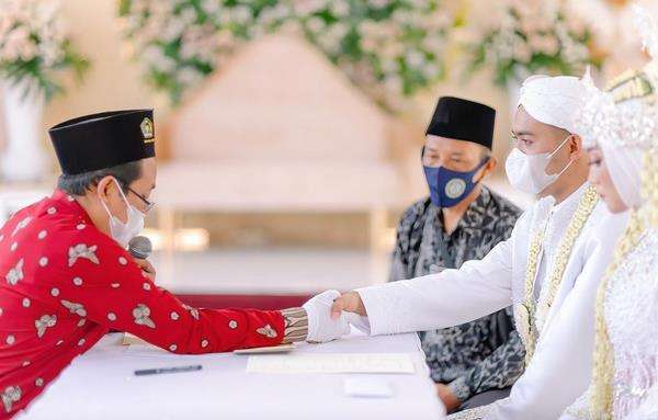 Hingga keduanya akhirnya melakukan akad nikah.