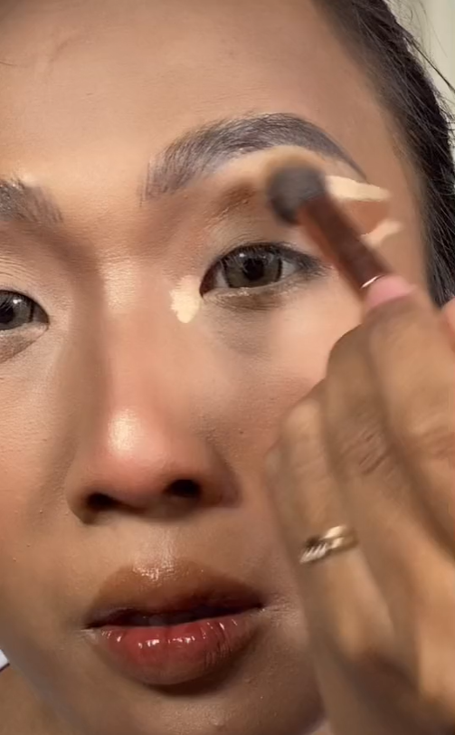 Melakukan Trik 'Eye Lift'