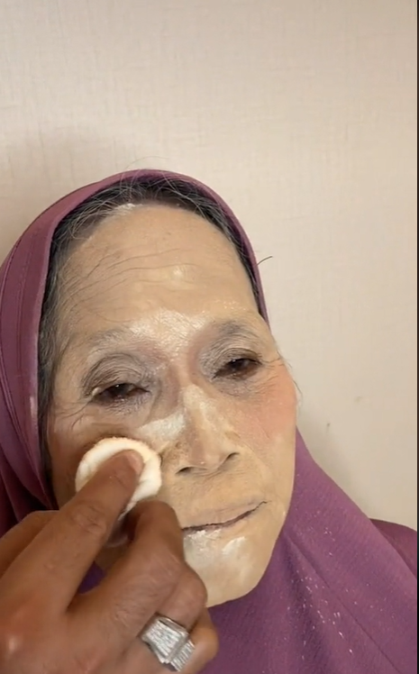 Memakai Bedak