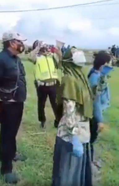 Polisi dan warga berusaha membujuk pemuda panjat tower agar turun.