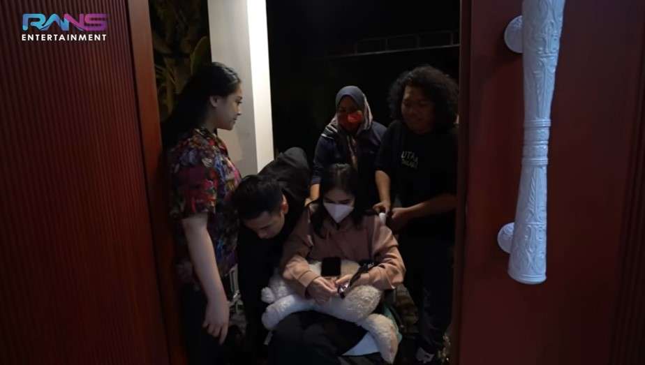 Raffi Ahmad saat kedatangan Laura di rumahnya