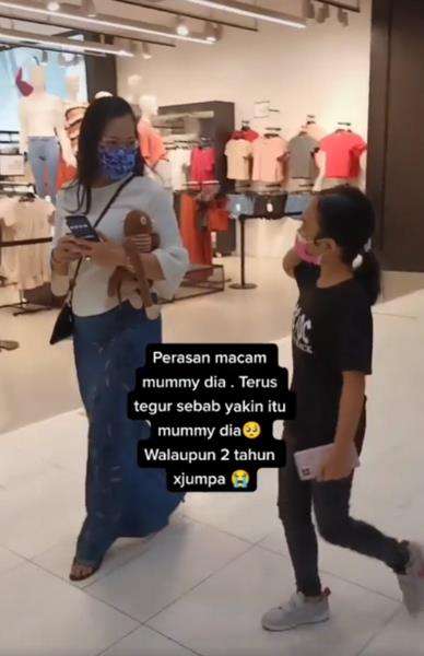 Putrinya merasa dia melihat wanita mirip ibunya.