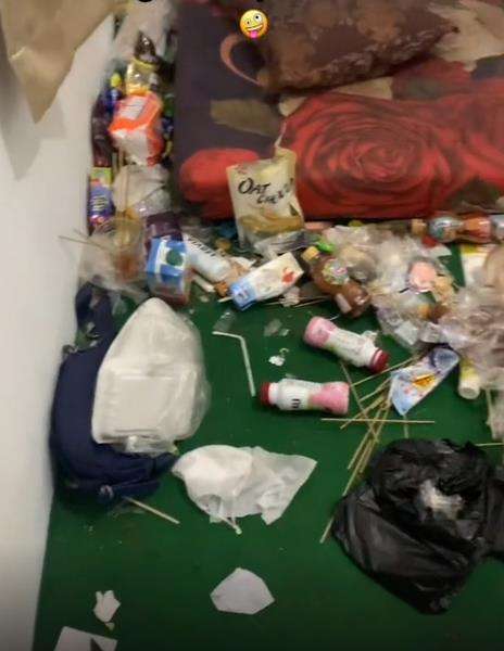 Berbagai macam sampah berserakan di atas karpet.