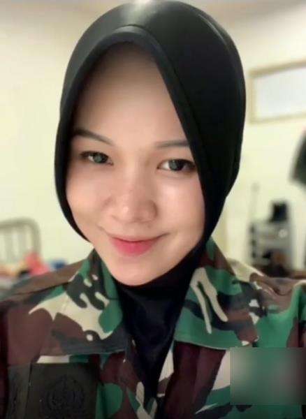 Sekarang dia tampil lebih cantik berbalut jilbab dan seragam TNI.