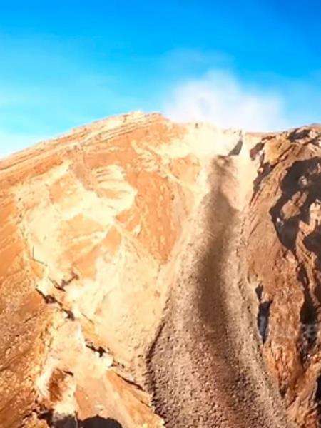 Penampakan mirip naga di lereng Gunung Semeru pasca erupsi.