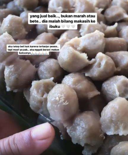 Jajan camilan pinggir jalan, syok pas tahu ada telur lalat menempel.