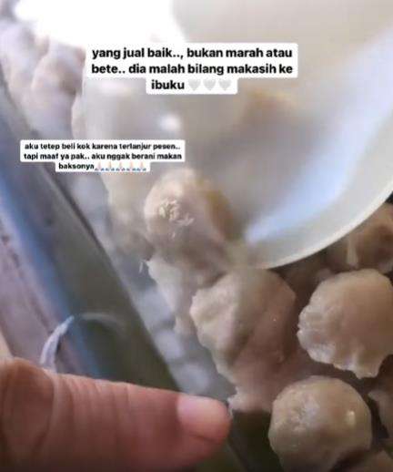 Jajan camilan pinggir jalan, syok pas tahu ada telur lalat menempel.