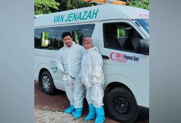 Pasangan Suami Istri Berbulan Madu Jadi Relawan