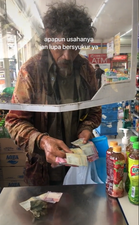 Bapak Tua Pemungut Sampah Belanja dengan Sejumlah Pecahan Rp100 Ribu