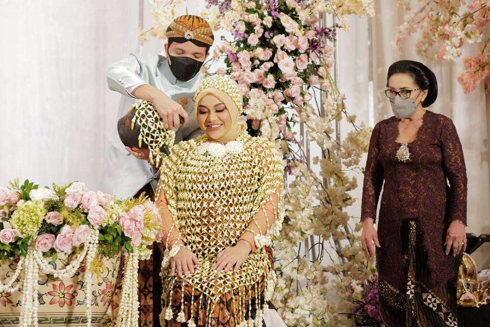 Nujuh bulanan Aurel Nujuh bulanan Aurel