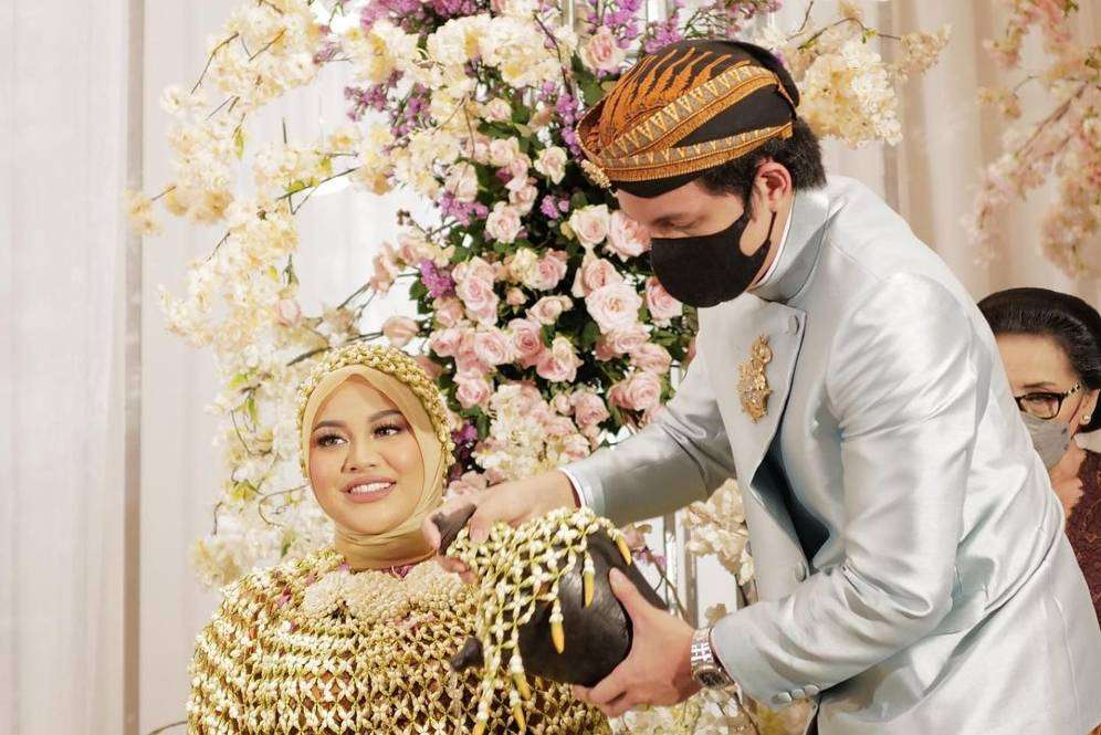 Nujuh bulanan Aurel Nujuh bulanan Aurel