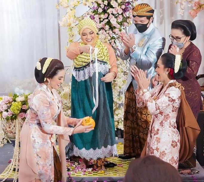 Nujuh bulanan Aurel Nujuh bulanan Aurel