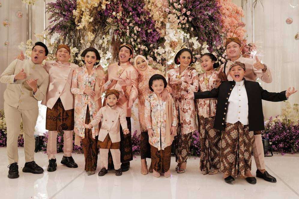 Nujuh bulanan Aurel Nujuh bulanan Aurel