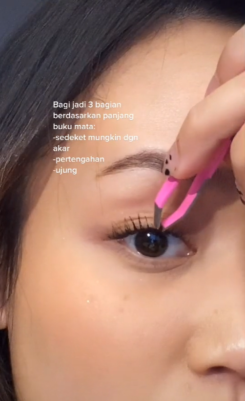 Menjepit Bulu Mata