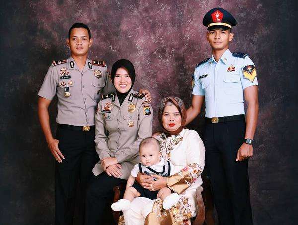 Foto bersama Reynaldi dan keluarga besarnya.