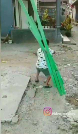 Aksi bocah banyak gaya malah berakhir kejepit jemuran.