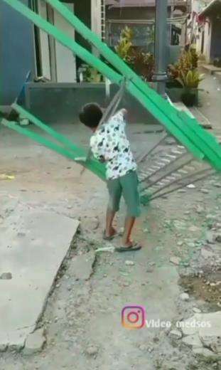 Aksi bocah banyak gaya malah berakhir kejepit jemuran.