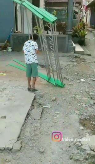 Aksi bocah banyak gaya malah berakhir kejepit jemuran.