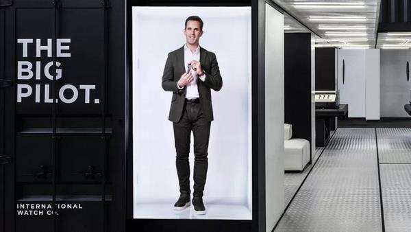 Dengan teknologi hologram, bos perusahaan jam asal Swiss bisa hadir di Shanghai, China.