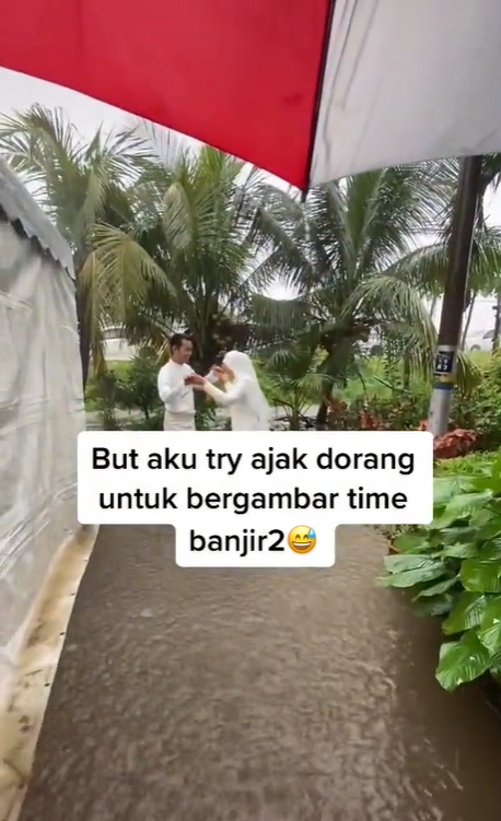 Pengantin di Malaysia Foto di Tengah Banjir Pengantin di Malaysia Foto di Tengah Banjir