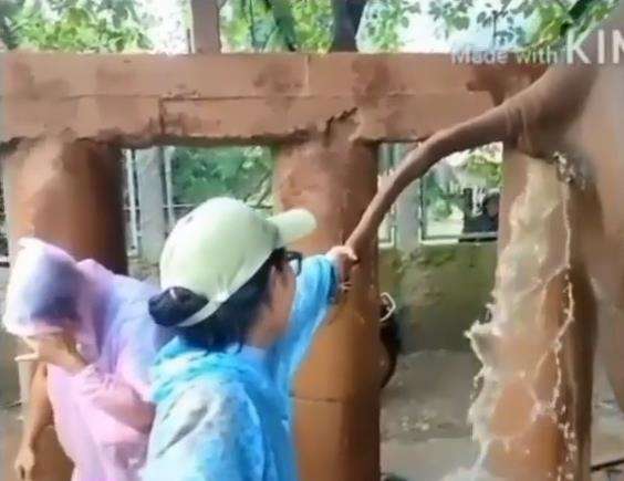 Jas hujan tipis itu tak mampu menahan air kehijauan campur kotoran itu.