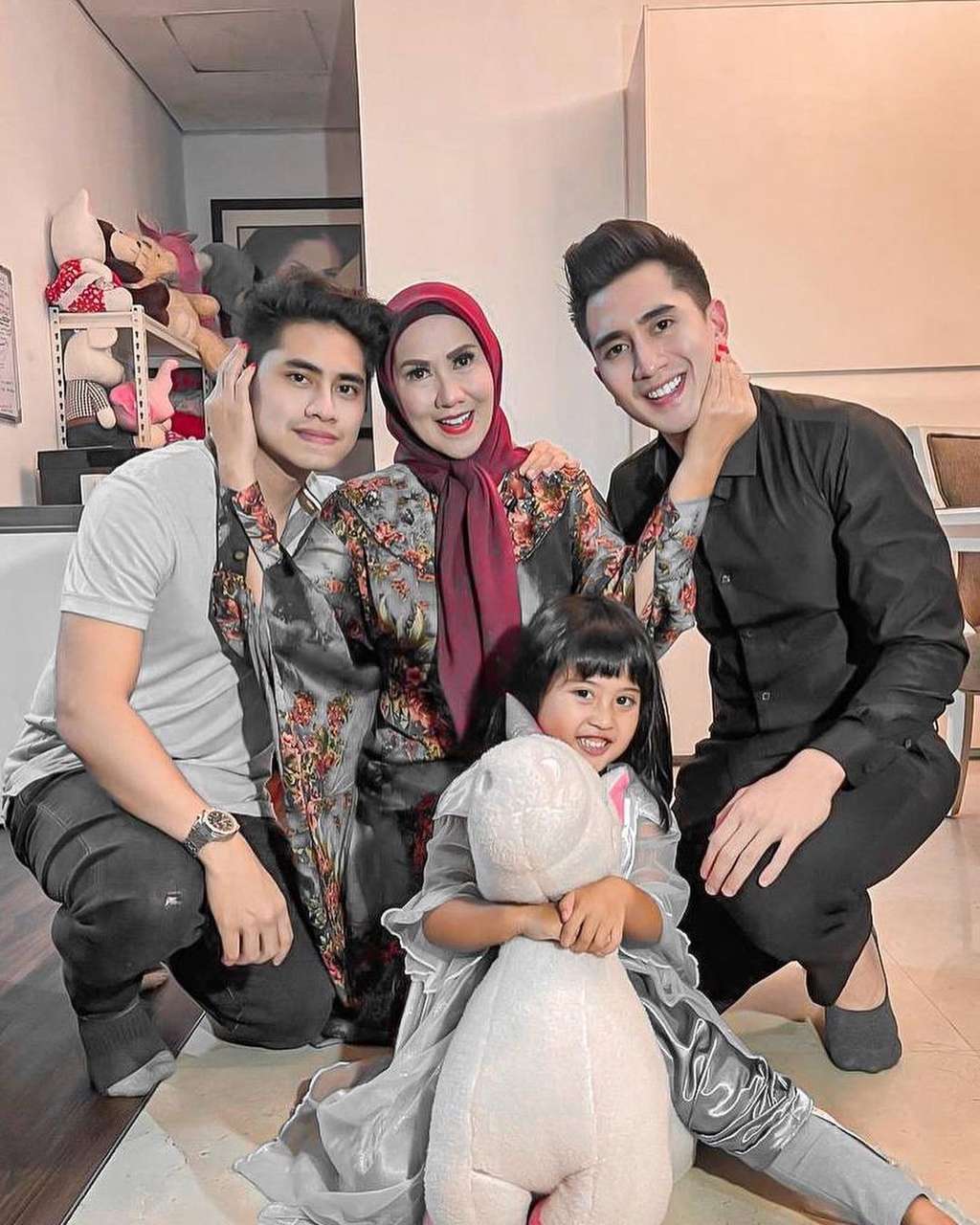 Venna Melinda dan ketiga anaknya