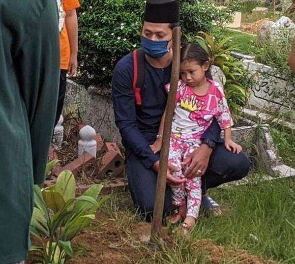 Anak pertamanya tampak sangat sedih dengan kepergian adiknya.