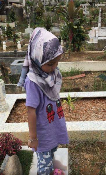 Ini pertama kali sang kakak ziarah ke makam adik usai dimakamkan sebulan lalu.