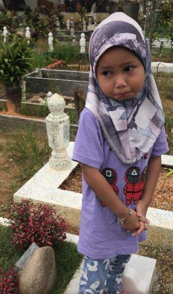 Si kakak menangis dan tak mau diajak pulang saat ziarah makam adiknya.