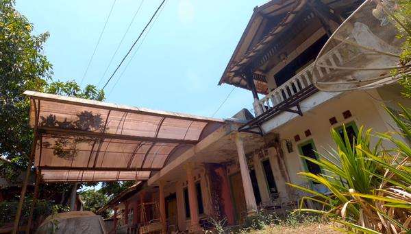 Menjelajah rumah tak berpenghuni yang terbengkalai di Sumedang, Jawa Barat.