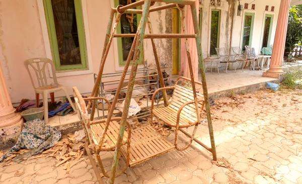Tempat bermain sudah banyak karat di sana sini.