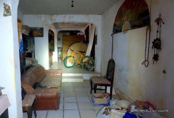 Banyak barang di lorong-lorong rumah luas terbengkalai di Sumedang.