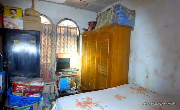Kamar dengan banyak barang di dalamnya.