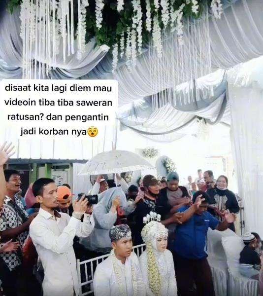 Pesta pernikahan ricuh, tak pedulikan pengantin, semua pada rebutan saweran.