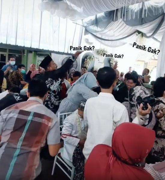 Pesta pernikahan ricuh, tak pedulikan pengantin, semua pada rebutan saweran.