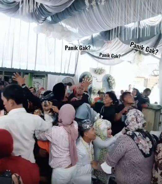 Pesta pernikahan ricuh, tak pedulikan pengantin, semua pada rebutan saweran.