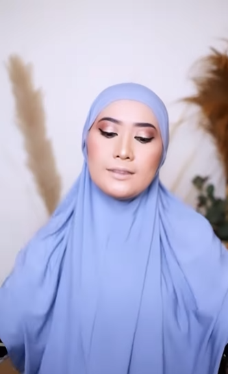 Merias Wajah dengan Riasan Khas India