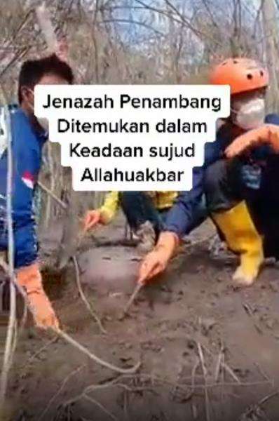Penemuan korban erupsi Gunung Semeru dalam posisi sujud.