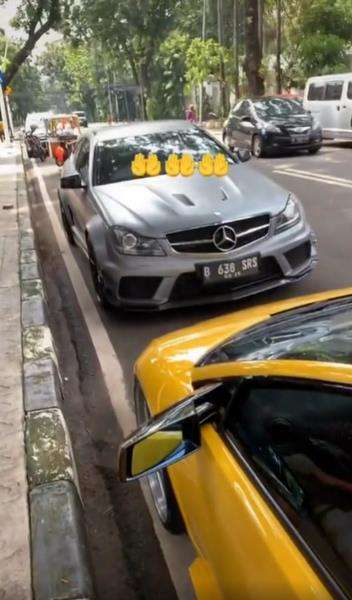 Terkejut saat melongok bagian dalam Lamborghini warna kuning.