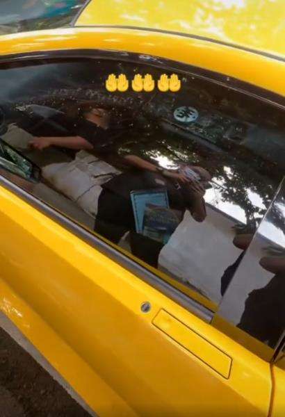 Terkejut saat melongok bagian dalam Lamborghini warna kuning.