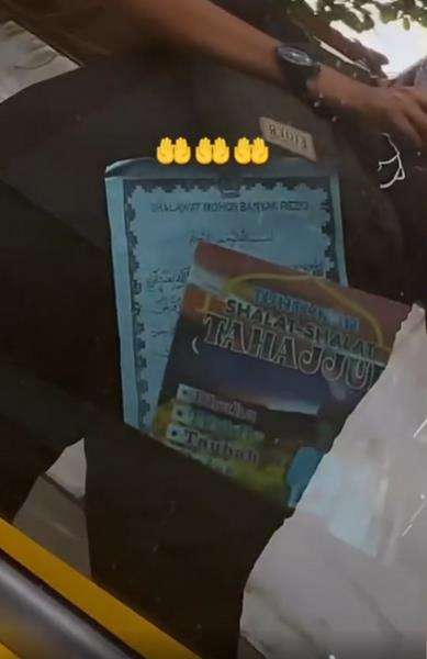 Pemilik Lamborghini kuning selalu membawa buku tuntunan sholat tajahud dan sholawat.