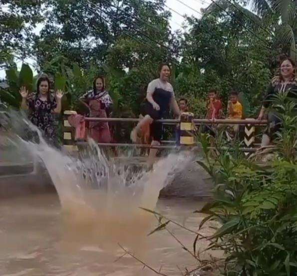 Emak-emak asyik bermain di sungai kotor tersebut.