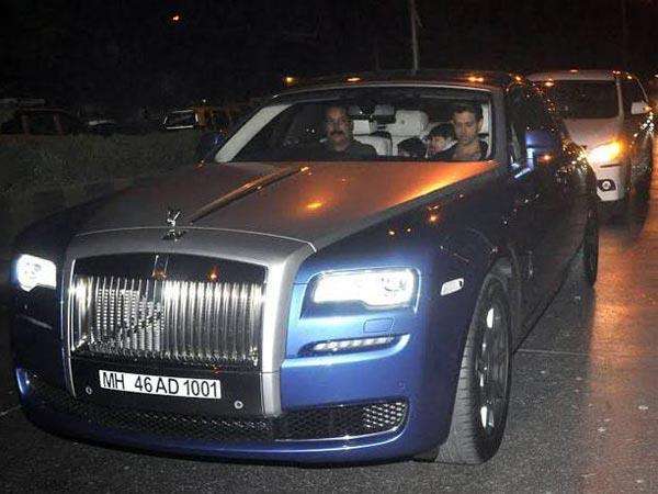 Hrithik Roshan diantar sopirnya mengendarai Rolls Royce Ghost Series II