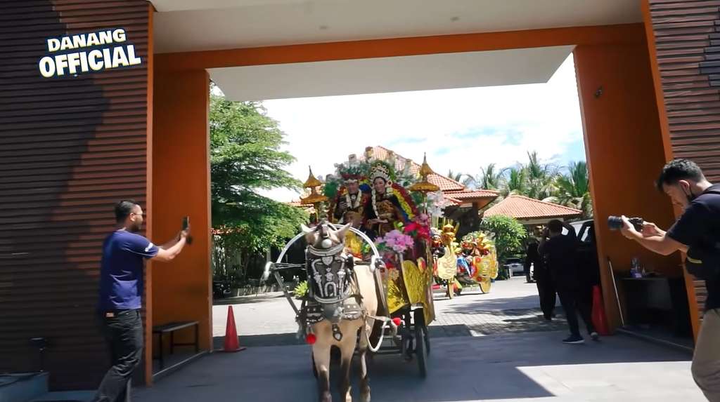 Danang dan Nura diarak pakai kereta kuda
